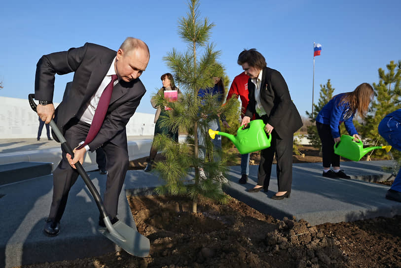 Владимир Путин и Валентина Терешкова даже кедры сажают рука об руку
