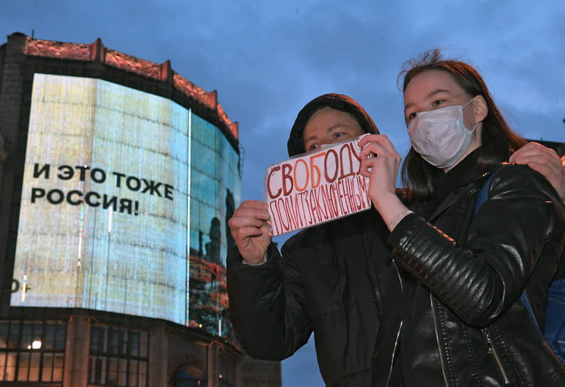 В среду желающие могли и послушать послание Владимира Путина Федеральному собранию, и принять участие в несогласованной акции в поддержку Алексея Навального