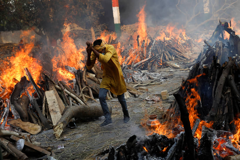 В индийских городах круглосуточно пылают погребальные костры, для которых не хватает дров
