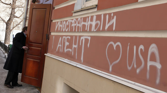 Передается банковским переводом