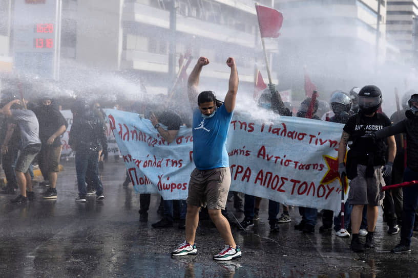 Полицейские применяют водометы против протестующих в поддержку палестинцев а Афинах
