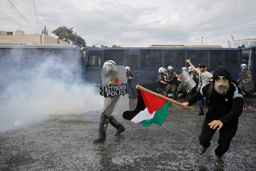 Полицейские применяют слезоточивый газ против участников акции в поддержку Палестины в Афинах
