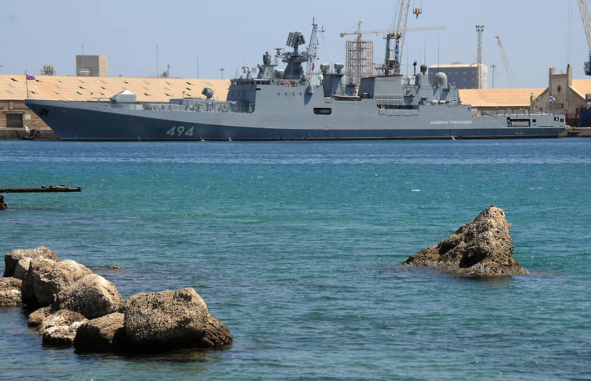 Советские, а затем российские военные корабли всегда были частыми гостями на суданском побережье. На фото: фрегат «Адмирал Григорович» на рейде Порт-Судана