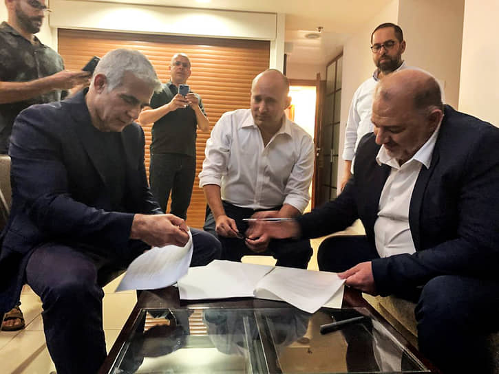Лидер РААМ Мансур Аббас (слева), лидер партии «Ямина» Нафтали Беннет (в центре), лидер партии «Йеш Атид» Яир Лапид