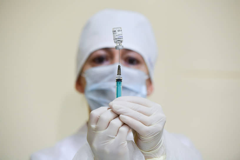 Лишь 27% россиян готовы привиться от COVID-19, но и объем производства вакцин пока не превышает десятой доли необходимого