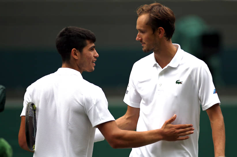 Победив 18-летнего испанца Карлоса Алькараса (слева) во втором круге Wimbledon, Даниил Медведев с учетом недавнего турнира на Мальорке выиграл шесть матчей подряд