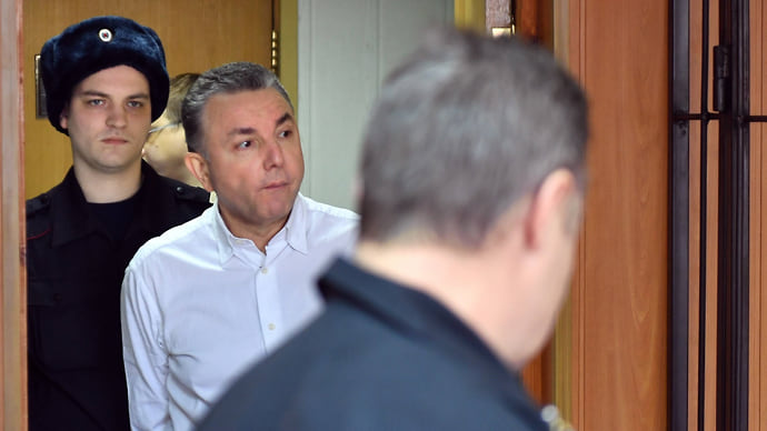 В чекисте заподозрили мошенника и коррупционера