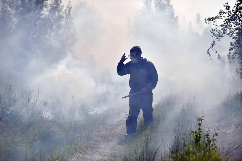 Пожары в Якутии отгоняют от населенных пунктов встречным огнем