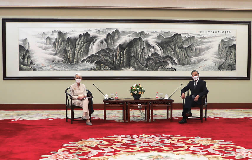 Первый замгоссекретаря США Уэнди Шерман и глава МИД КНР Ван И