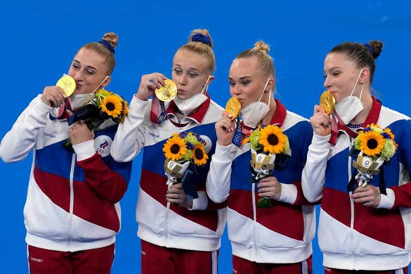 Женская сборная России (слева направо: Лилия Ахаимова, Виктория Листунова, Ангелина Мельникова, Владислава Уразова) впервые стала чемпионом Олимпийских игр в командном многоборье