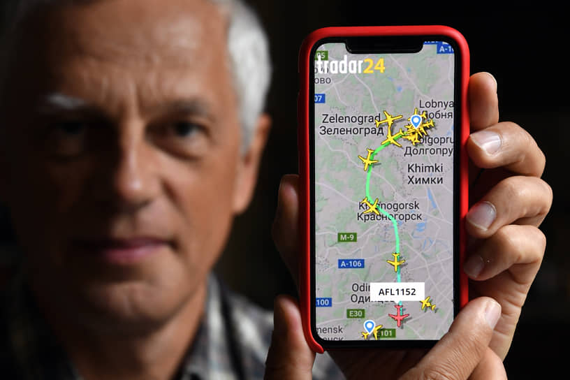Схема полетов самолетов на экране смартфона в руке у жителя деревни Юрлово Олега Горошко