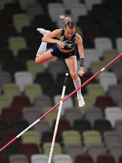 Анжелика Сидорова во время прыжка