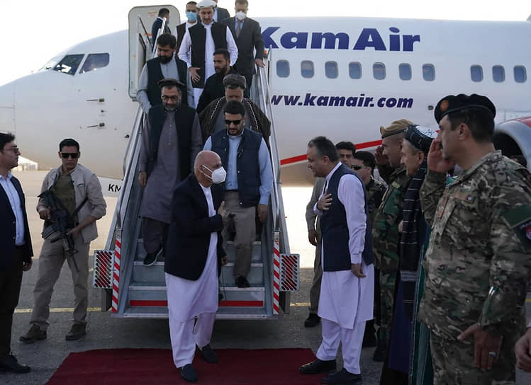 За четыре дня до падения Кабула президент Афганистана Ашраф Гани (в центре) прилетал в Мазари-Шариф, говорил о создании антиталибского ополчения и призывал любой ценой оборонять город