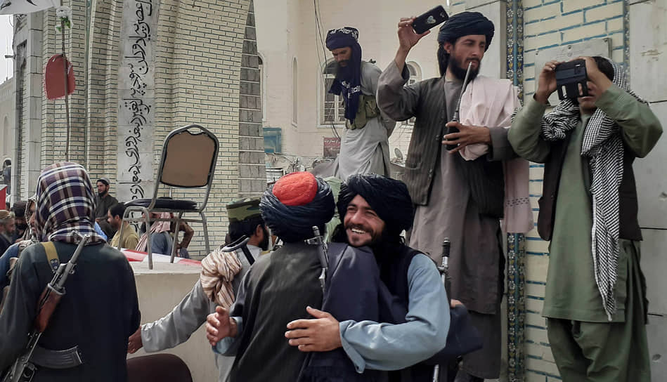 Во второй половине дня в воскресенье отрядам талибов было приказано войти в Кабул под предлогом поддержания там законности и порядка. Город был взят практически без единого выстрела
