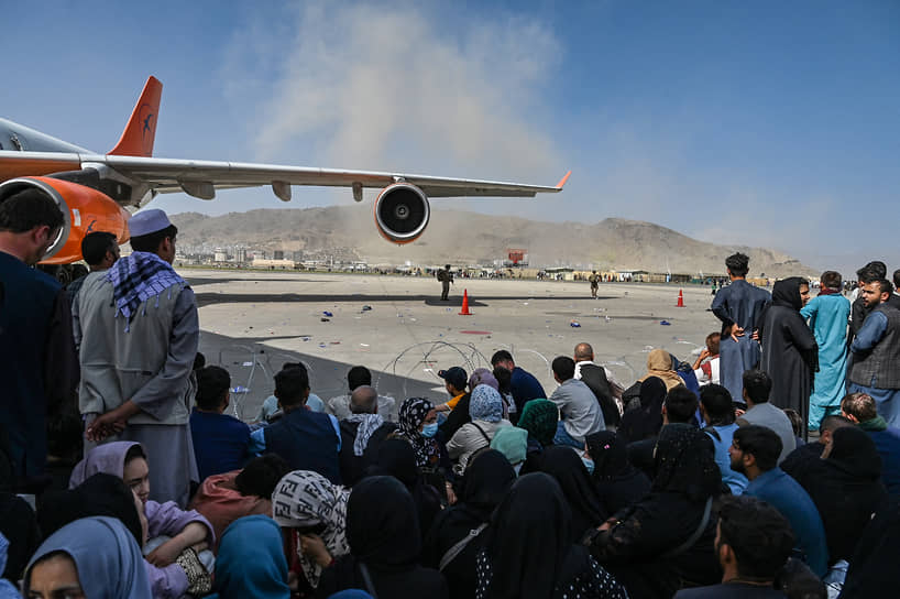 Для многих афганцев, не готовых жить при талибах, аэропорт Кабула стал последней надеждой
