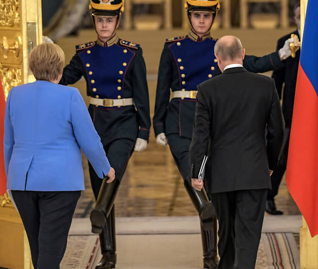 Ангела Меркель уходит, прощаясь. С Владимиром Путиным