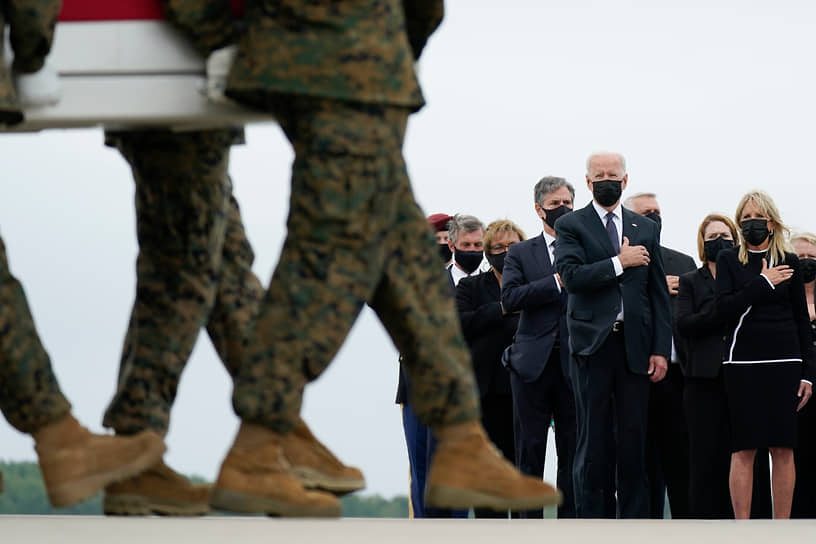 Журналисты заметили, что во время церемонии прощания с военнослужащими, погибшими в Афганистане, Джо Байден, убрав руку от сердца, украдкой взглянул на часы