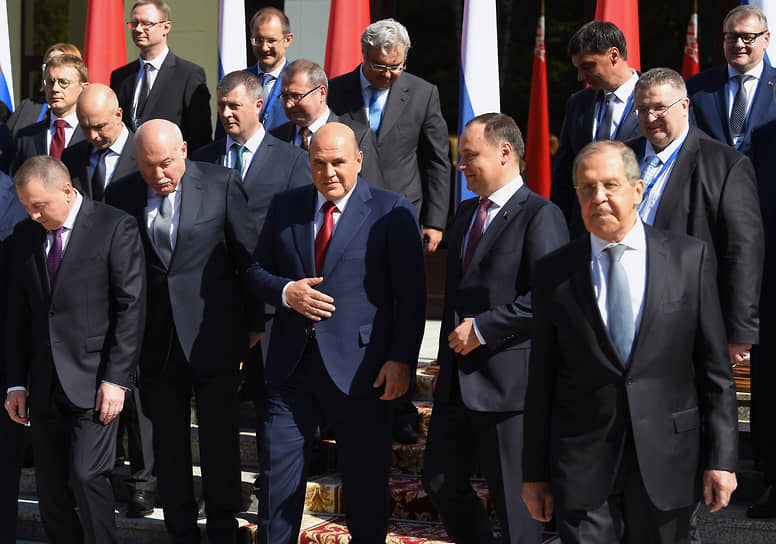 Премьер-министры России и Белоруссии Михаил Мишустин и Роман Головченко (в центре) сделали все от них зависящее, чтобы интеграция двух стран из словесной стала хотя бы бумажной