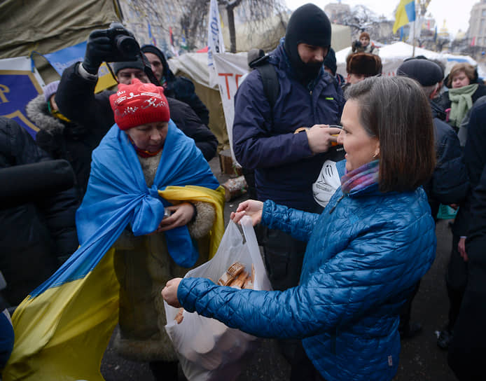 Виктория Нуланд во время посещения  Евромайдана