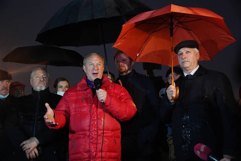 Председателя МГК КПРФ Валерия Рашкина даже в темноте легко было узнать по его яркой куртке