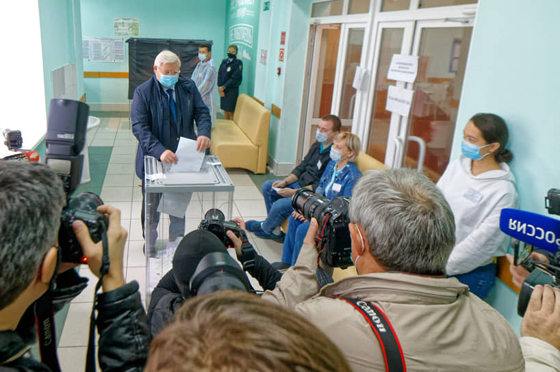 Участки, где голосуют губернаторы (на фото — глава Томской области Сергей Жвачкин), всегда находятся в центре внимания