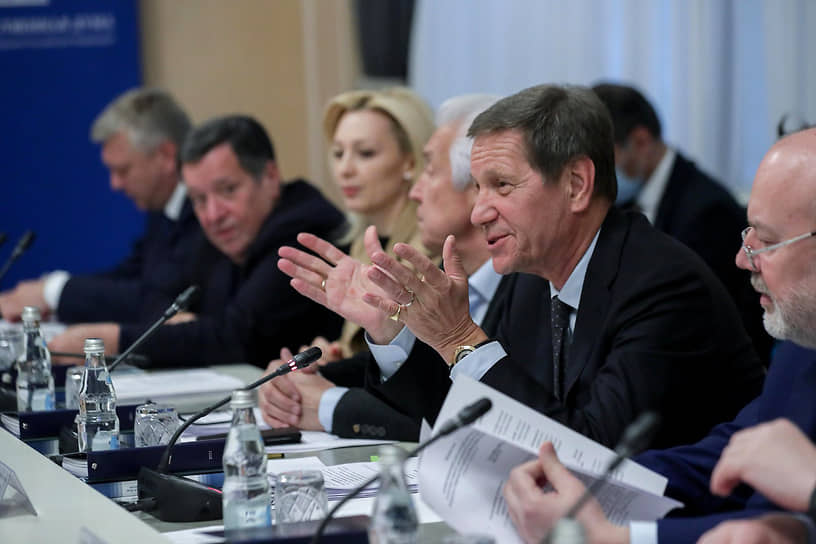 Руководитель временной рабочей группы по подготовке первого заседания Госдумы VIII созыва  Александр Жуков