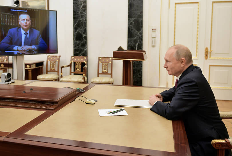 Президент России Владимир Путин во время встречи в режиме видеоконференции с врио губернатора Ярославской области Михаилом Евраевым