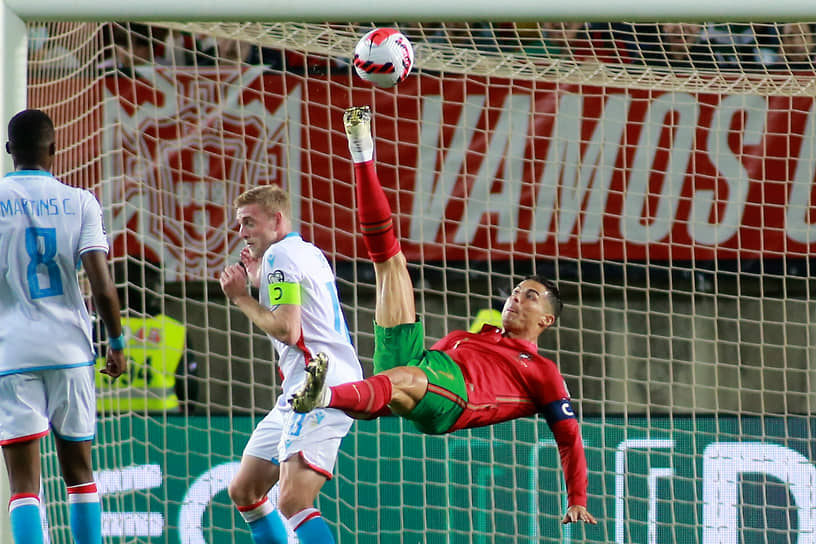 Сборная Португалии (в красно-зеленой форме Криштиану Роналду) является фаворитом в борьбе за прямую путевку на чемпионат мира, несмотря на то что на данный момент отстает от сербской сборной