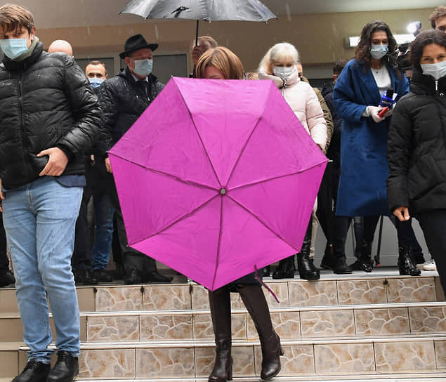 Президент Молдавии Майя Санду (за зонтом) и ее команда (слева вице-премьер страны Андрей Спыну) столкнулись с первыми серьезными трудностями после прихода к власти