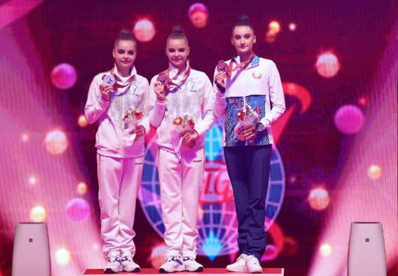 Дина Аверина (в центре) в первый день мирового первенства выиграла два золота