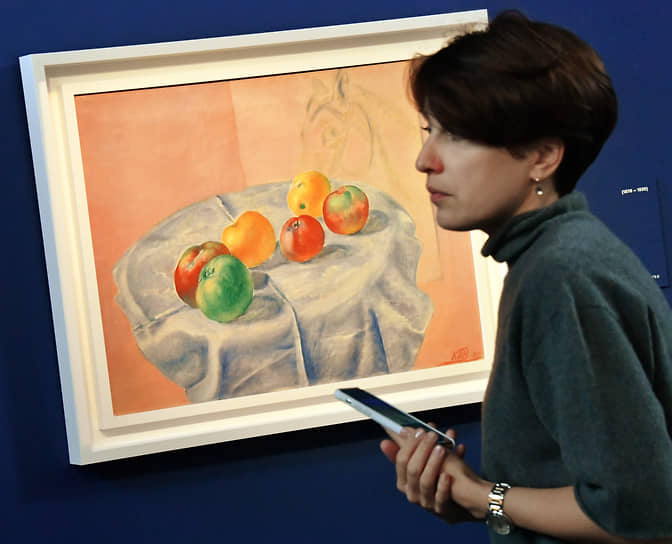 Главный шедевр, представленный на московской выставке,— «Натюрморт с яблоками» Кузьмы Петрова-Водкина