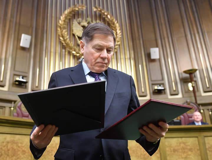 Председатель Верховного суда Вячеслав Лебедев считает, что работы у российских судей должно быть меньше