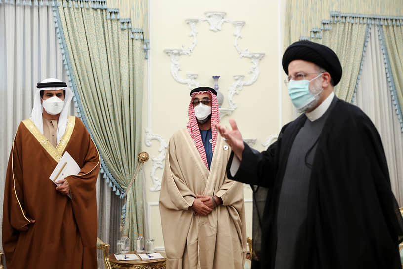 Президент Ирана Эбрахим Раиси (справа) и советник по нацбезопасности ОАЭ Тахнуном бен Зайд (в центре)