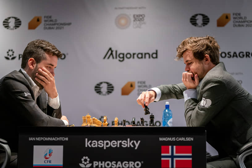 Магнус Карлсен (справа) обыграл казавшегося очень опасным для него соперником Яна Непомнящего убедительнее, чем оппонентов в предыдущих чемпионских матчах