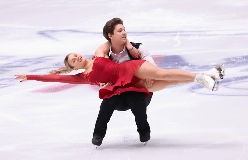 Фигуристы Ангелина Лазарева и Максим Прокофьев во время произвольной программы в танцах на льду