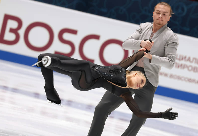 Фигуристы Екатерина Миронова и Евгений Устенко во время произвольной программы в танцах на льду