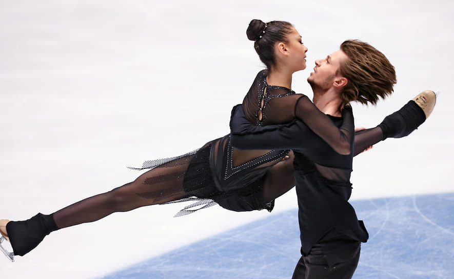 Фигуристы Елизавета Шанаева и Дэвид Нарижный во время произвольной программы в танцах на льду