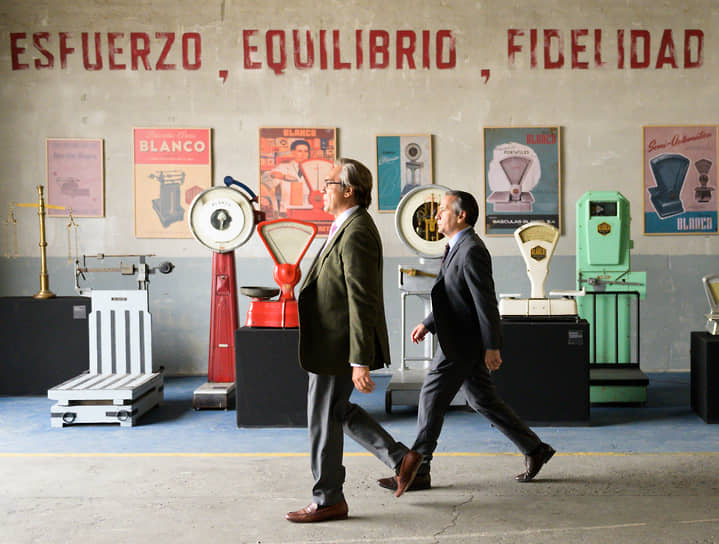 Герой Хавьера Бардема (слева) не всегда следует девизу принадлежащей ему фабрики — «Сила, равновесие, точность»