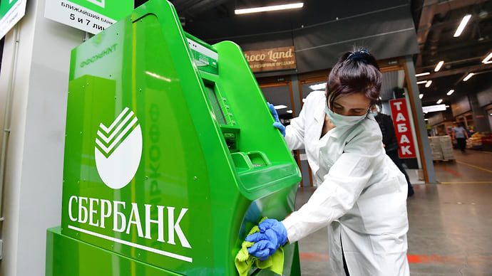 Сбербанк проиграл долю в картах