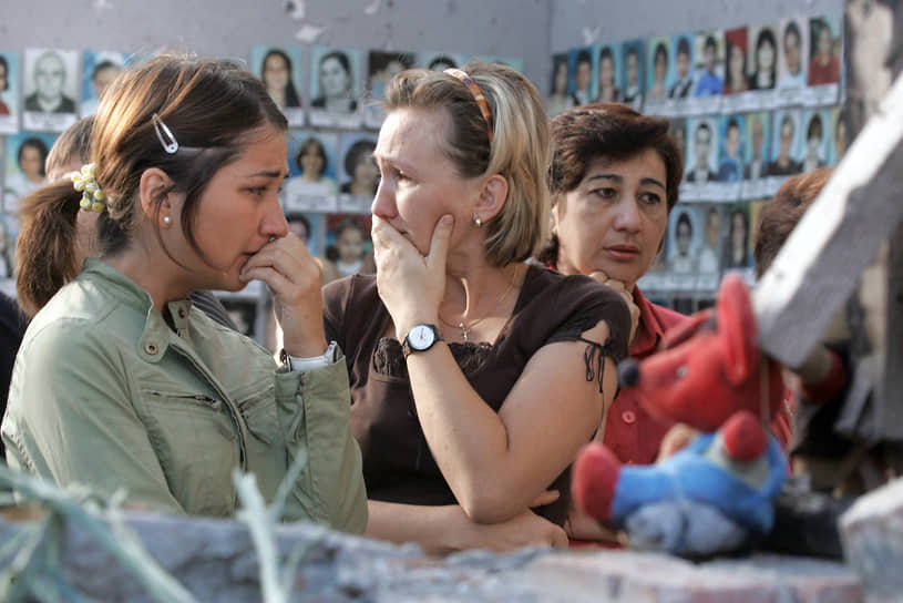 Трагедию с заложниками в Беслане и через год (на фото), и через семнадцать лет помнят, словно она произошла вчера