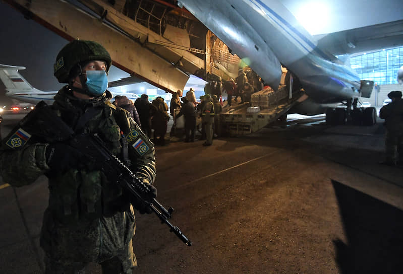Военные из состава российского контингента миротворческих сил ОДКБ во время посадки россиян на рейс из Алматы в Москву