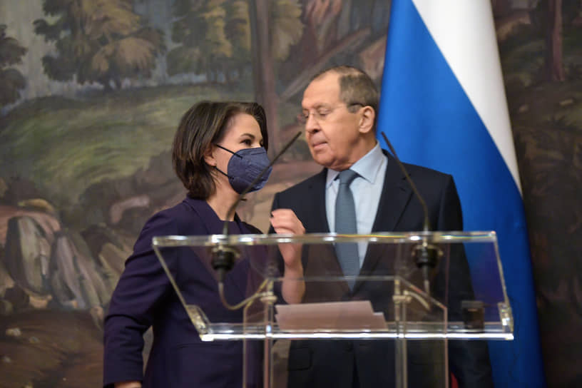 Анналена Бербок пригрозила Сергею Лаврову «коллективным ответом Запада» на «агрессию России» против Украины
