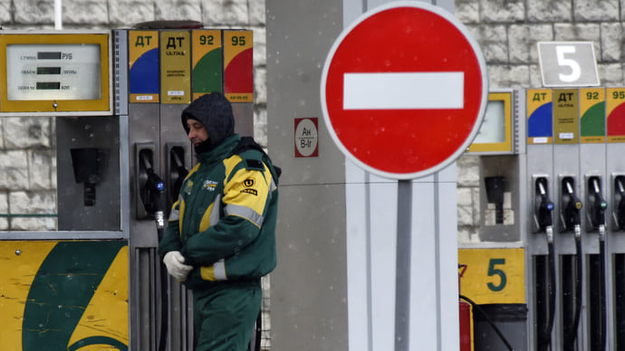 Нефтяники на полугодном пайке