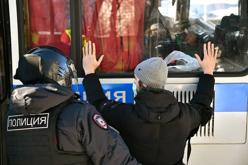 Наказание за участие в несанкционированном митинге можно оспорить, но нельзя отменить, решил Конституционный суд