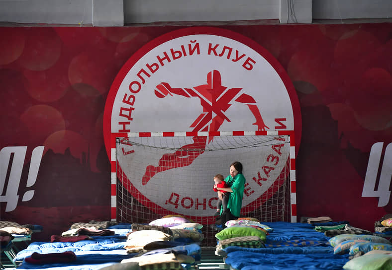 Спальные места для беженцев из Донецкой народной республики в спортзале спортивной школы № 13 Таганрога