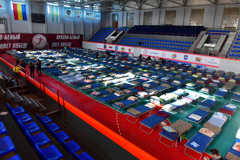 Спальные места для беженцев из Донецкой народной республики в спортзале спортивной школы № 13 Таганрога