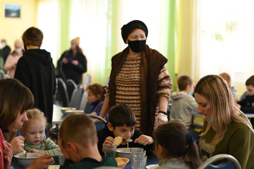 Беженцы из Донецкой народной республики во время завтрака в столовой детского лагеря «Голубой экран» 