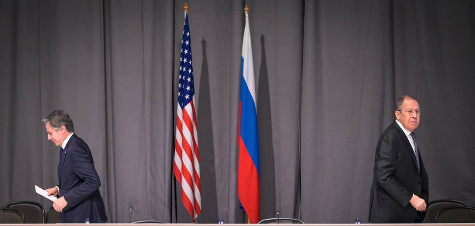 Глава МИД РФ Сергей Лавров и госсекретарь США Энтони Блинкен должны были встретиться в четверг в Женеве. Но Вашингтон отменил встречу 