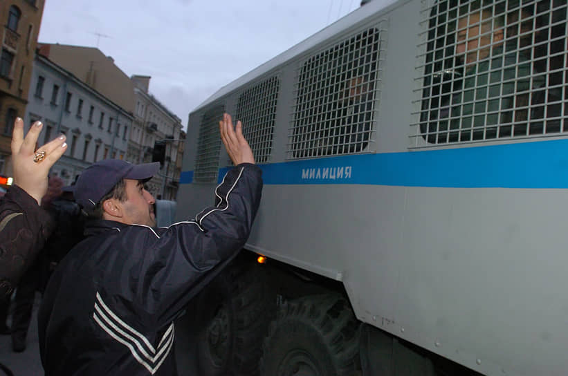 УФМС по Петербургу и Ленобласти депортирует грузин-нелегалов  из спецприемника. 2006 год