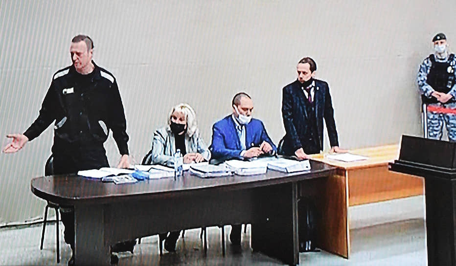 У Алексея Навального (слева) и обвинения много вопросов друг к другу, но отвечают пока потерпевший и свидетели — и не всегда то, чего от них ждут